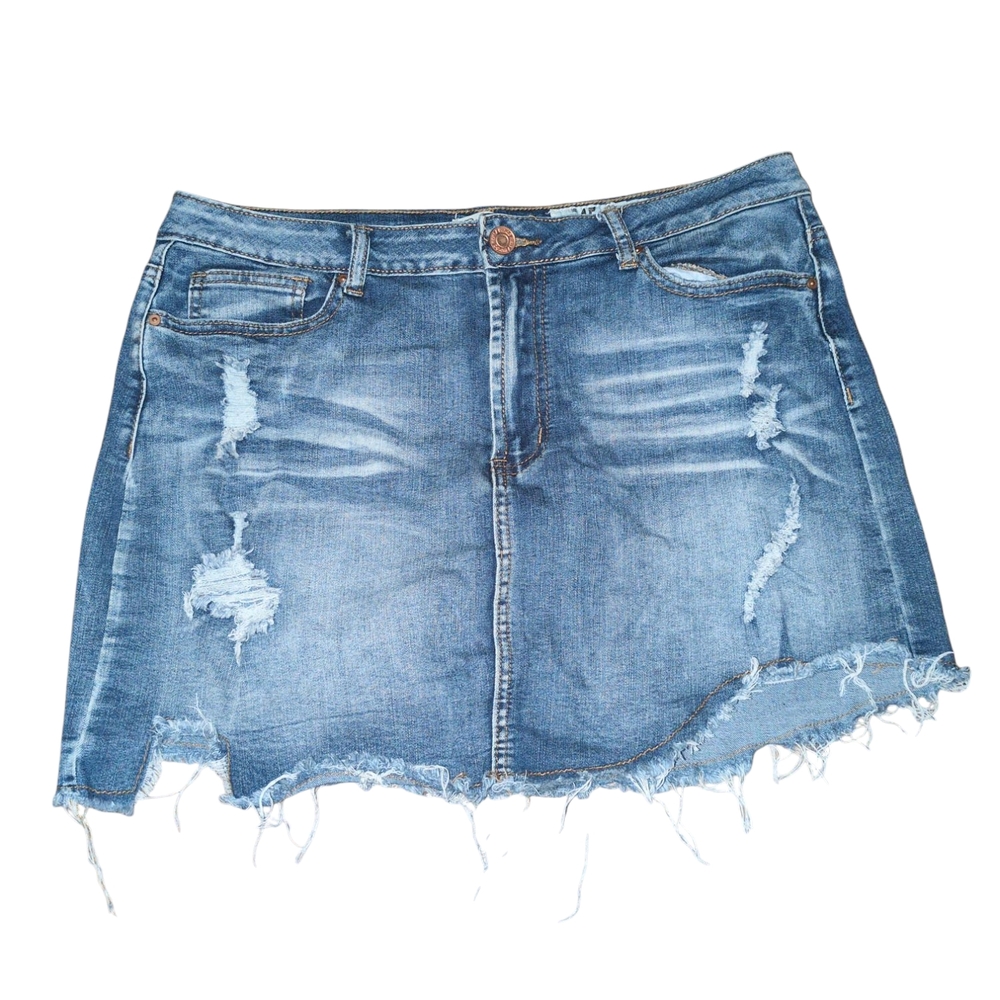 Elegant Black Mini Skirt with Flattering Fit